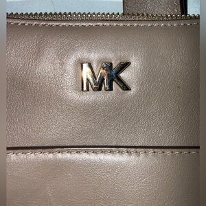 Michael Kors Taupe Leather Crossbody Shoulder Bag MK Logo Classic Chic 💼
